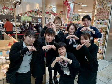 九州・博多のお土産などがたくさん♪
博多銘菓や明太子・ラーメンなど
人気商品に囲まれて楽しく働けます!!
