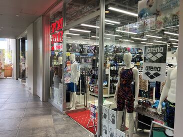 ＼20代～50代のスタッフ活躍中／
幅広い層のスタッフが活躍中で、
いつも明るい雰囲気で働いてます！