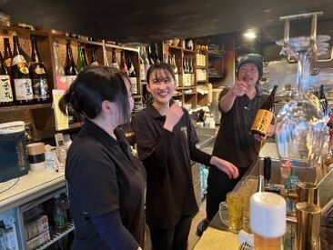 炭火焼鳥 まこ家 なんば3号店 毎日冗談が飛び交う職場♪
常連さんから一杯ごちそうになって一緒に乾杯したり、
アットホームな雰囲気も◎