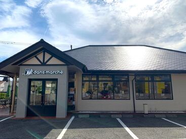 ダンマルシェ 朝霧台店 制服貸与あり！
帽子・ポロシャツ・エプロンを貸与します♪