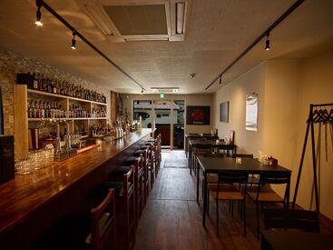Bar REGOLITH 「自分は夜型人間です！」という方、大歓迎！
お客様と話すこと、お酒を覚えて作ること…
全て楽しんでいきましょうね♪*゜