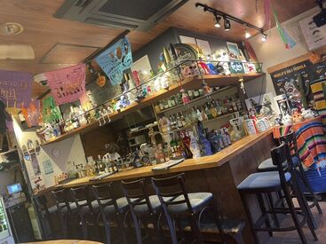 ヒゲタコス 店内にはstaffが書いた絵やたくさんのお酒が(*'▽')
心も踊る空間で楽しく働ける◎
＼ BAR FOOTRIZEも同時募集中／