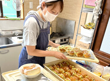東松山市学童保育の会 まつたけクラブ 家庭での調理をするような感覚でOK！
最初は給食づくりに驚くこともあるかもしれませんが…
丁寧にサポートします！