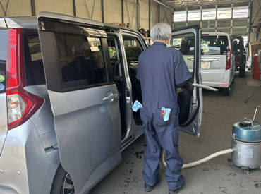 内装の洗車は掃除機を使って丁寧に行います☆