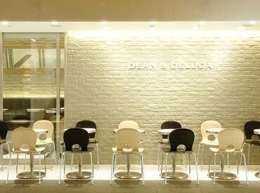 DEAN & DELUCA CAFE（ディーンアンドデルーカカフェ）六本木店 未経験スタートOK！
研修やフォロー体制もばっちりなので、
すぐにお仕事にもなれます◎