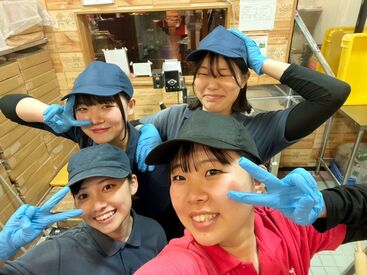 博多とんこつ　ばり　中仙道本店 現在34名ものスタッフが働いています♪
3：7で女性多め！学生さんが過半数と
40代主婦さん数名で楽しく稼働しています！