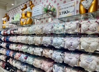 服装は自由◎
社割でお得に購入できちゃいます♪
女性スタッフのみなので安心！