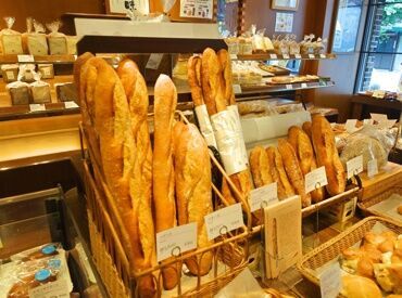 進々堂 寺町店 まずはパンの名前・メニューを覚えたり、
食器洗いなどの簡単なことからスタート♪
周りのスタッフがしっかりとサポートします◎