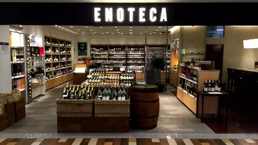 ワインショップ・エノテカ 二子玉川東急フードショー店 世界中のワインを取り揃えています♪
中にはレアなヴィンテージワインも…
ワインの知識は今後の生活で役立つこと間違いなし！
