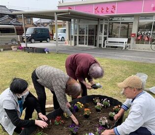 デイサービスひととき 庭でお花を植えている写真◎
皆さん仲良く働きやすい環境です♪
