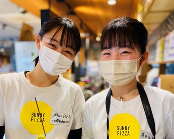 SUNNY PIZZA（サニーピッツァ） ＼難しい作業なし／
10代スタッフが多数活躍中！
ピザ生地は機械が作ってくれるので、
トッピングなどの作業をメインにお任せ◎