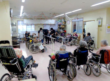 夜勤介護 17時 ゆっくり勤務開始 夜型さんにおすすめ 週2日 Wワーク 副業もok 働き方はあなた次第 未経験からできるお仕事