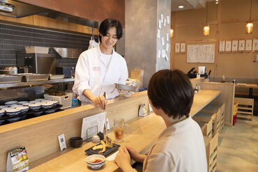 店内はカウンターのみ、席数は20席程度！
和の雰囲気を感じる、落ち着いた店内！
