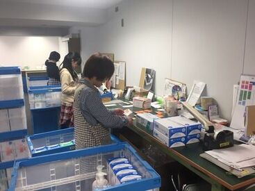 株式会社ムトウ 浜松支店 支店の2階倉庫で商品の仕分け・検品・箱詰め中♪
取扱商品は、ガーゼや注射器、マスクの医療消耗品で軽いもの多めで嬉しい！
