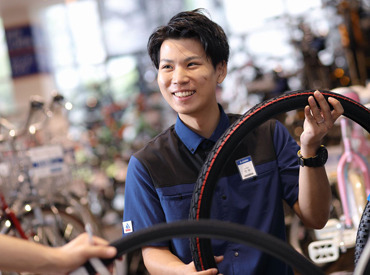 サイクルベースあさひ橋本店 丁寧な言葉遣いや、接客マナーも身に付く！
学生のうちから、将来役立つ経験ができるのも
オススメPOINTのひとつです♪