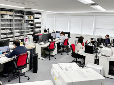 株式会社三治商会 オフィスの様子はこんな感じです◎
男女とも活躍中で、風通しの良い環境！
新しい方も馴染みやすい雰囲気ですよ♪