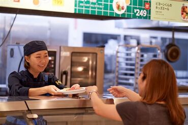 IKEA 立川【359】 チームワークを大切に、柔軟な対応を心がけている職場です！
役職や年齢関係なく、ニックネームで呼び合う文化◎