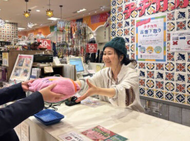 チチカカ　イオンモール春日部店 ポップな音楽が流れる店内♪
周りには個性的な洋服やアクセサリーがずらり。
何度通っても飽きない店づくり、やってみませんか？