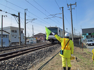 ↑ちょっと珍しい作業！？でも難しいことなし◎
写真のように、鉄道の工事現場で、周りに電車が来たことを伝えるお仕事など！