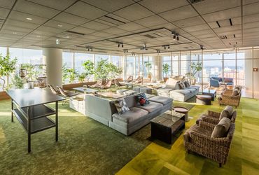 東洋ワーク株式会社 仙台オフィス/263548-161-36964 ◆*高層階からの眺めが絶景◆*
仙台駅徒歩5分の好立地♪
ラグジュアリーなおしゃれオフィスです◎
＜写真は実際の休憩室♪＞