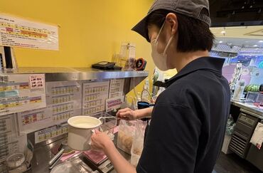 「フルーツを組み合わせて、ミキサーの中に入れるだけ！！
⇒配分表を見ながら作れます◎」

バイトが初めての方でも安心♪
