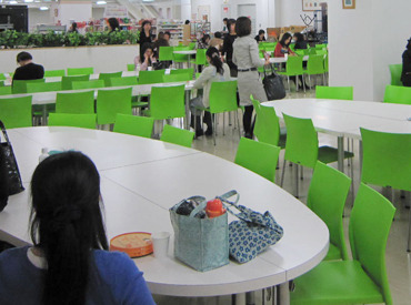 じゃじゃんっ！従業員食堂大公開☆節約派のアナタは！お弁当を持ってきて休憩もOK◎