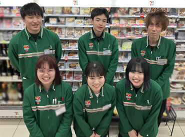 セブンイレブン 札幌南４条東店 学生/主婦(夫)/フリーター歓迎！バイトデビューも大歓迎！丁寧にお教えします。幅広い年齢層が活躍中のアットホームな雰囲気♪