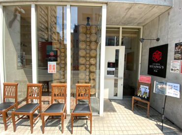 ＼一人でも少人数でも楽しめる店内構造♪／
席数的に、大人数でくるお客さんはいないので、
焦らずゆっくり働ける環境です！
