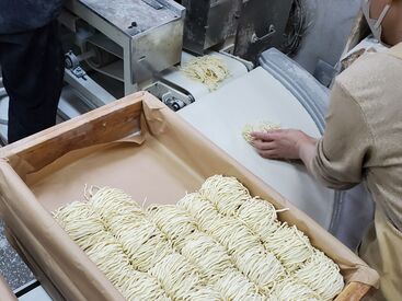有限会社増田製麺 写真は玉取(たまとり)という作業です。
上記のようにすでに出来上がっている麺を決まった量に仕分けします。