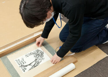 美術品の取り扱い方は、
先輩スタッフが丁寧に教えるので未経験の方もご安心ください◎