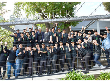 シェイク シャック 東京国際フォーラム店 ★メンバーの仲の良さも魅力！
学生～主婦(夫)の方まで、年齢の壁はありません◎
一緒に"Shake Shack"体験をお届けしましょう！