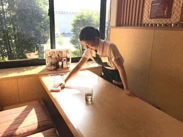 ホールはお客さまのご案内や
オーダーなどの接客をお願いします！
まずは「いらっしゃいませ」の挨拶が
できればOK！
