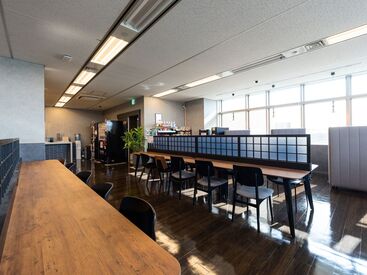 ＼広くて綺麗なオフィス♪／
綺麗な休憩室も魅力の1つ！
1人のソファー席もあってゆったりできちゃいます♪
