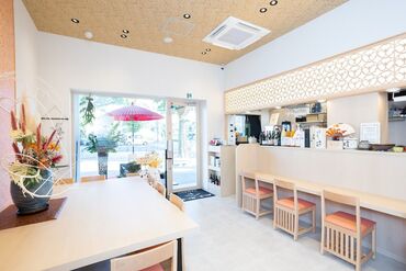 とってもキレイな内装も魅力の一つ！
季節ごとに変化するので、
日々働く空間でも飽きずに楽しめます♪