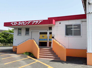 ベストスイミングクラブ松橋校 ■充実の福利厚生■
水着の無料貸し出し/プールの無料利用OK
備品購入時も割引可能！
その他お子さんが通学すると授業料割引も！