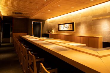 錦 鮨しん 本店 錦市場のど真ん中。
若いスタッフ中心のアットホームな雰囲気！
寿司と英語を身近に感じることができます♪