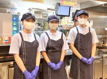 STAFFはみんな仲良し!協力的な人が多くて働きやすい環境です◎パートさんと学生も和気あいあいと話してます(^^)