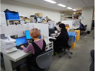 株式会社サーベイリサーチセンター静岡事務所　※勤務地：葵区追手町 ＜区役所近く♪街ナカバイト＞
ピアスOK！ネイルOK！
服装や髪色自由です♪
オシャレしたままで出勤＆オシゴト可能◎