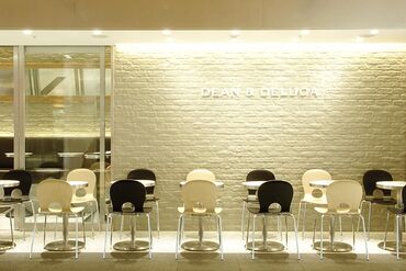 DEAN & DELUCA（ディーンアンドデルーカ） CAFE 六本木店 商品の説明など"食"を通じて
お客さまとお話しする機会もたくさん♪
『話すことが好き』そんな方にオススメです＊