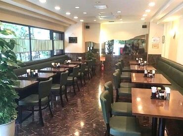 《 見渡しやすい1フロアの店内 》
綺麗な店内で、完全禁煙なのも働きやすいポイント♪
駅チカなので通いやすさも◎