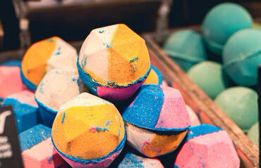 ファッション人材リンク株式会社【FJL】 ﾟ*｡☆ NEWスタッフ募集 ☆。*ﾟ
LUSH(ラッシュ)販売STAFF
20～30代スタッフ活躍中
髪色自由♪