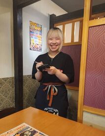 大安居酒屋 蒲田の夜明けぜよ ＼先輩からの手厚いサポート♪／
最初はできなくて当たり前
先輩達が手厚くサポートします
困ってたらすぐ助けちゃいます（笑）