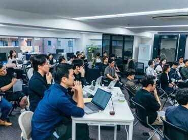 株式会社Hubble ファッションは自由に楽しみながら！
服装・髪型・髪色自由◎
ピアス・ネイルなどアクセもOK♪
