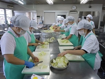 まずは簡単な作業からスタート！
メニュー通りに作成するだけ◎
休憩中は和やかな会話が広がる、
アットホームな雰囲気です♪