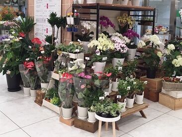 株式会社フローリスト谷口 お花の配達・販売スタッフを募集♪
百貨店内にある店舗です★
未経験の方もしっかりフォローするので安心してくださいね！