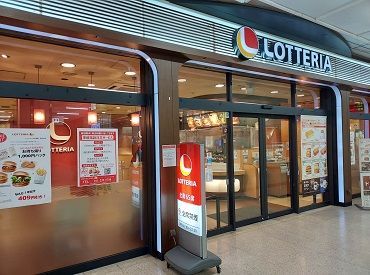 学校帰りにも通いやすいJR札幌駅構内のお店です★
スタッフの6割が学生さんで、いつも賑やか！