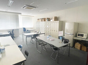 ＜個人ロッカー・更衣室あり＞
働きやすい環境が整っています◎
男女別の休憩所や、自動販売機にある飲み物も安いです♪