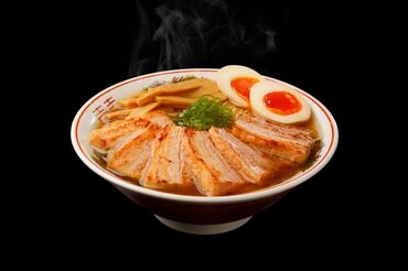 厳選した食材とこだわりの麺を使用し、
本格的な"鯛塩らぁ麺"を提供しています◎
スタッフはまかないで無料で食べれちゃいます♪
