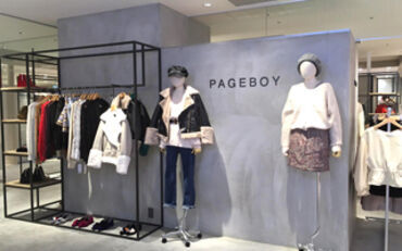 PAGEBOY 京都ポルタ店 ◆未経験の方も大歓迎!!◆
安心・丁寧な研修サポートでバイトデビューにも◎
全店舗で利用可能なスタッフ特典・割引あり★