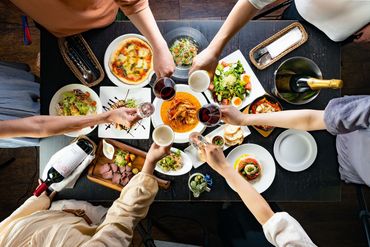 おいしくきれいな料理やお酒に囲まれてのお仕事♪テラス席もあって、出勤も楽しい♪
お客様も落ち着いた方ばかりです◎